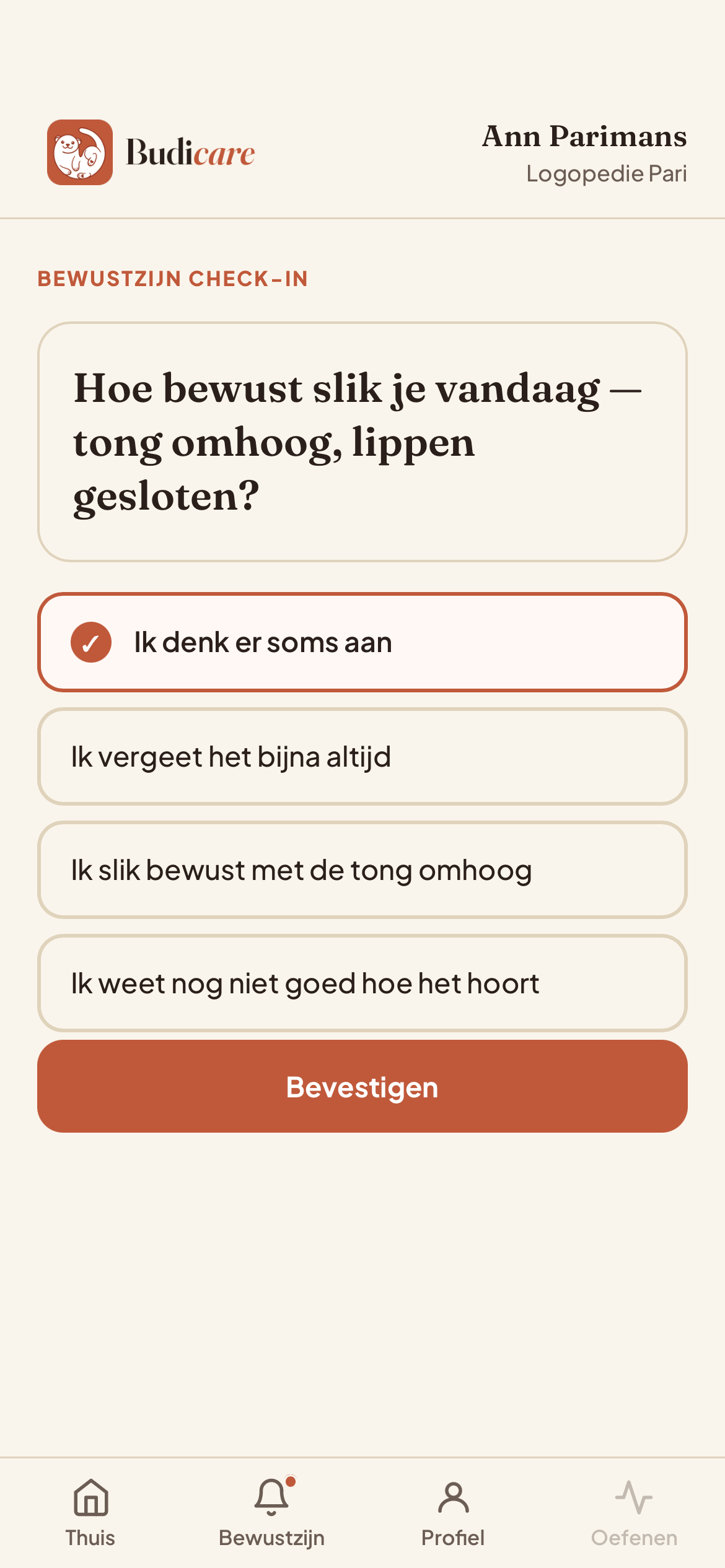 BudiCare-app met de bewustzijn check-in 'Hoe bewust slik je vandaag — tong omhoog, lippen gesloten?' en vier antwoordkeuzes.